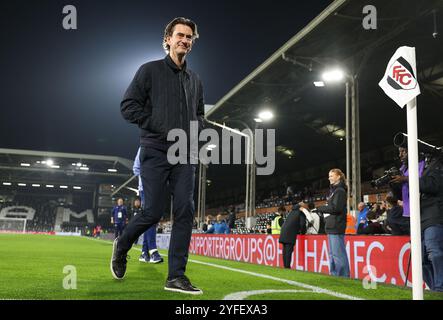 London, Großbritannien. November 2024. Thomas Frank, Manager von Brentford, läuft auf dem Spielfeld vor dem Spiel der Premier League im Craven Cottage, London. Der Bildnachweis sollte lauten: Paul Terry/Sportimage Credit: Sportimage Ltd/Alamy Live News Stockfoto