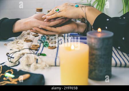 Ein Wahrsager liest mit Tarot-Karten. Selektiver Fokus. Frau. Stockfoto