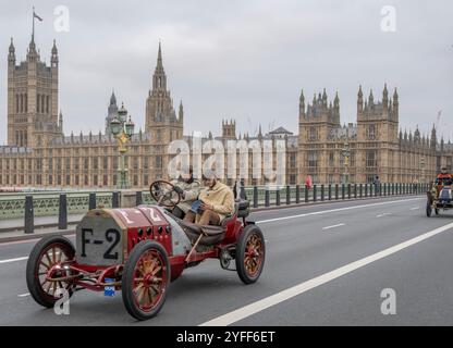 Westminster Bridge, London, Großbritannien. November 2024. RM Sotheby’s London to Brighton Veteran Car Run 2024 beginnt seine 60 km lange Reise, die am Hyde Park beginnt und schnell die Westminster Bridge entlang der Houses of Parliament überquert. Die Rennfahrzeuge stammen von 1894 bis 1905. Bild: 1904 Fiat 130 HP Racing Zweisitzer 130 PS Grand Prix, der vom Museo dell’Automobile di Turin angetreten wurde, gefahren von Davide Lorenzone, dem Gewinner des Grand Prix des französischen Automobilclubs 1907. Quelle: Malcolm Park Stockfoto
