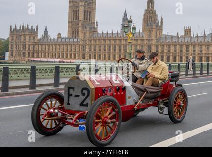 Westminster Bridge, London, Großbritannien. November 2024. RM Sotheby’s London to Brighton Veteran Car Run 2024 beginnt seine 60 km lange Reise, die am Hyde Park beginnt und schnell die Westminster Bridge entlang der Houses of Parliament überquert. Die Rennfahrzeuge stammen von 1894 bis 1905. Bild: 1904 Fiat 130 HP Racing Zweisitzer 130 PS Grand Prix, der vom Museo dell’Automobile di Turin angetreten wurde, gefahren von Davide Lorenzone, dem Gewinner des Grand Prix des französischen Automobilclubs 1907. Quelle: Malcolm Park Stockfoto