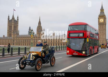 Westminster Bridge, London, Großbritannien. November 2024. RM Sotheby’s London to Brighton Veteran Car Run 2024 beginnt seine 60 km lange Reise, die am Hyde Park beginnt und schnell die Westminster Bridge entlang der Houses of Parliament überquert. Die Rennfahrzeuge stammen von 1894 bis 1905. Quelle: Malcolm Park Stockfoto