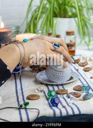 Ein Wahrsager liest Vermögen auf Kaffeesatz. Selektiver Fokus. Frau. Stockfoto