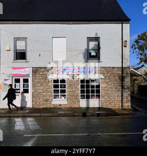 Friseur mit umgedrehtem Schild, Cowbridge High Street, Vale of Glamorgan, South Wales, Großbritannien. Herbst November 2024 Stockfoto