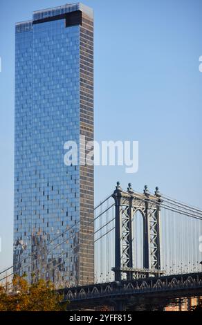 New York Manhattan Bridge mit einem luxuriösen Wolkenkratzer am Manhattan Square Extell Development Company Two Bridges Nachbarschaft Stockfoto