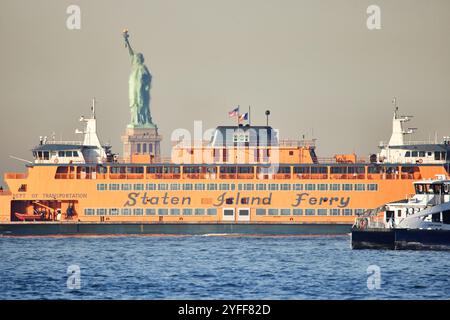 Das berühmte Nationaldenkmal der Freiheitsstatue New York mit der Staten Island Fähre Stockfoto