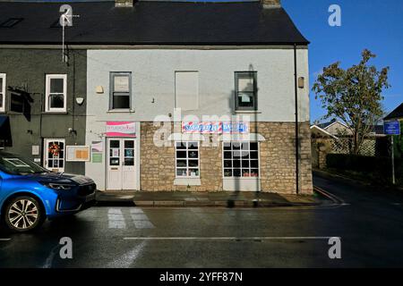 Friseur mit umgedrehtem Schild, Cowbridge High Street, Vale of Glamorgan, South Wales, Großbritannien. Herbst November 2024 Stockfoto