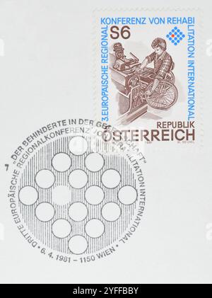 Gestempelte Briefmarke, gedruckt von Österreich, die Mann im Rollstuhl zeigt, Förderung der 3. Europäischen Regionenkonferenz von REHA International, um 1981 Stockfoto