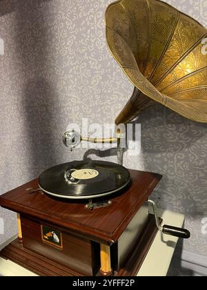 RCA-Gramophon mit Messinghorn, USA, 2024 Stockfoto