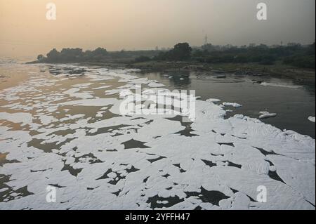 Neu-Delhi, Indien. November 2024. NEW DELHI, INDIEN – 4. NOVEMBER: Giftiger Schaum schwimmt am 4. November 2024 in Neu-Delhi, Indien, über dem Yamuna River bei Kalindi Kunj. (Foto: Vipin Kumar/Hindustan Times/SIPA USA) Credit: SIPA USA/Alamy Live News Stockfoto