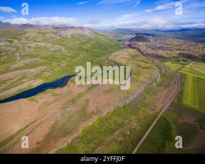 Aus der Vogelperspektive der Gerðuberg-Klippen auf der Südseite der Snӕfellsnes-Halbinsel, West-Island Stockfoto