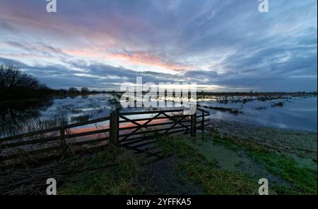 Überflutetes Weideland am Tealham Moor bei Sonnenuntergang, nach einer Periode von starkem Regen, Somerset Levels, UK, Dezember 2023. Stockfoto