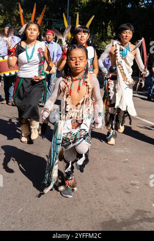 3. Jährliche Parade der National Indigenous Peoples of the Americas im Jahr 2024 entlang des Broadway in New York City. Hopi und andere Stammesmitglieder der Pueblo Nation kamen aus New Mexico, um an der Parade teilzunehmen. Stockfoto