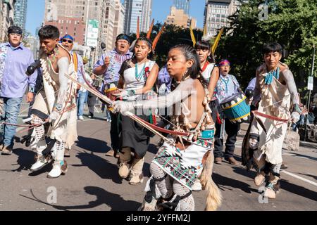 3. Jährliche Parade der National Indigenous Peoples of the Americas im Jahr 2024 entlang des Broadway in New York City. Hopi und andere Stammesmitglieder der Pueblo Nation kamen aus New Mexico, um an der Parade teilzunehmen. Stockfoto