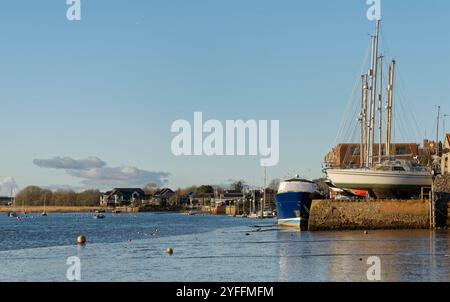 Blick vom Hannaford's Quay zum Topsham Quay bei Ebbe am Fluss exe, Devon, Großbritannien, Januar 2024. Stockfoto