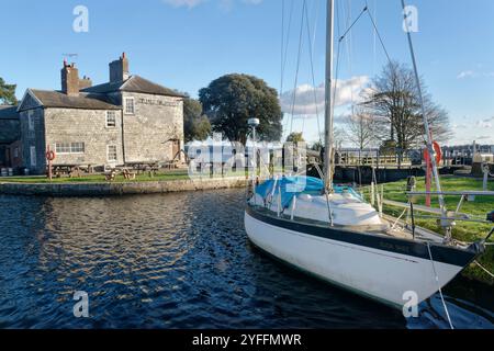 The Turf Hotel by the Turf Lock, wo der Exeter Ship Canal auf die Mündung des Flusses exe trifft, in der Nähe von Powderham, Devon, Großbritannien, Januar 2024. Stockfoto