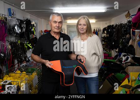 Alan und Sally Dickinson, das Ehemann- und Ehefrau-Team hinter dem Surrey-Unternehmen von Wolf K9, das in einem kleinen, einstöckigen Geschäft in Horley, England, ansässig ist Stockfoto