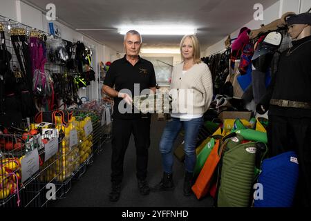 Alan und Sally Dickinson, das Ehemann- und Ehefrau-Team hinter dem Surrey-Unternehmen von Wolf K9, das in einem kleinen, einstöckigen Geschäft in Horley, England, ansässig ist Stockfoto