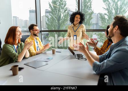 Die verschiedenen Geschäftsteams applaudieren in der Vorstandssitzung und feiern gemeinsam ihre jüngsten Erfolge Stockfoto