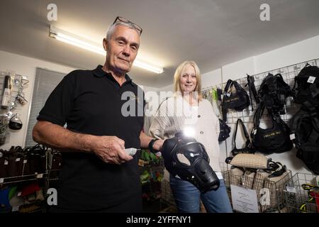 Alan und Sally Dickinson, das Ehemann- und Ehefrau-Team hinter dem Surrey-Unternehmen von Wolf K9, das in einem kleinen, einstöckigen Geschäft in Horley, England, ansässig ist Stockfoto