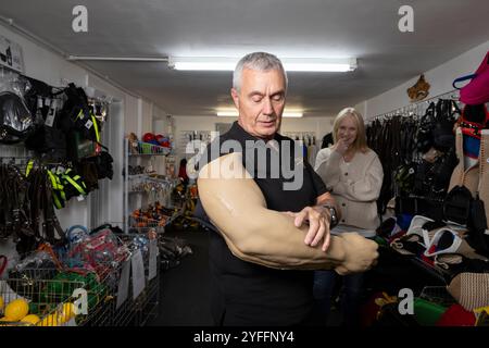 Alan und Sally Dickinson, das Ehemann- und Ehefrau-Team hinter dem Surrey-Unternehmen von Wolf K9, das in einem kleinen, einstöckigen Geschäft in Horley, England, ansässig ist Stockfoto