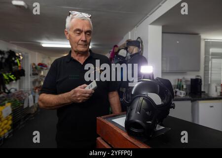 Alan und Sally Dickinson, das Ehemann- und Ehefrau-Team hinter dem Surrey-Unternehmen von Wolf K9, das in einem kleinen, einstöckigen Geschäft in Horley, England, ansässig ist Stockfoto