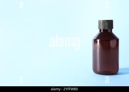 Shampoo in der Flasche auf hellblauem Hintergrund, Platz für Text Stockfoto