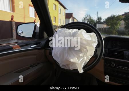 Airbag im Auto geöffnet. Sicherheitsausrüstung für Autos Stockfoto