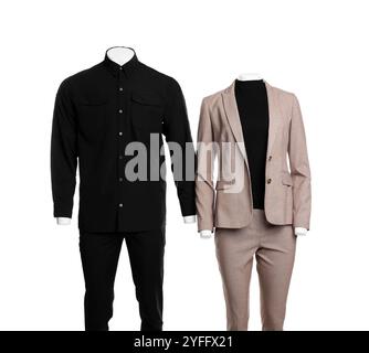 Weibliche und männliche Schaufensterpuppen mit stilvollen Outfits isoliert auf weiß Stockfoto