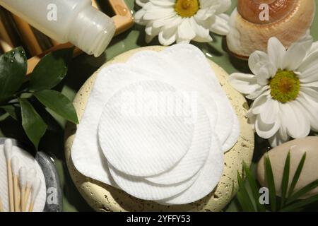 Flache Lagen mit Wattepads und Tupfern auf grünem Tisch Stockfoto