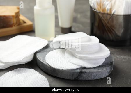Viele Wattepads auf grauem texturiertem Tisch, Nahaufnahme Stockfoto
