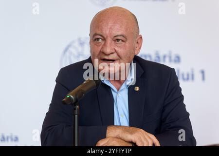 Bukarest, Rumänien. 4. November 2024: Toader Mugur Mihai, Präfekt der Gemeinde Bukarest, während der Vereidigung von George Tuta, dem neuen Bürgermeister des Sektors 1 von Bukarest. Quelle: Lucian Alecu/Alamy Live New Stockfoto