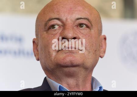 Bukarest, Rumänien. 4. November 2024: Toader Mugur Mihai, Präfekt der Gemeinde Bukarest, während der Vereidigung von George Tuta, dem neuen Bürgermeister des Sektors 1 von Bukarest. Quelle: Lucian Alecu/Alamy Live New Stockfoto