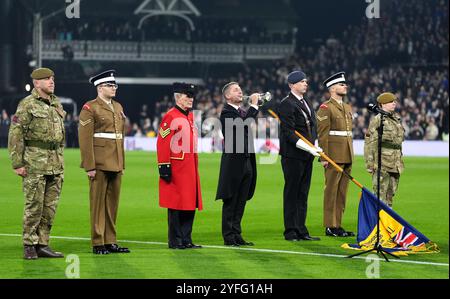 The Last Post wird von Steve Fletcher gespielt, der vor dem Remembrance Day am 11. November vor dem Spiel der Premier League in Craven Cottage in London steht. Bilddatum: Montag, 4. November 2024. Stockfoto