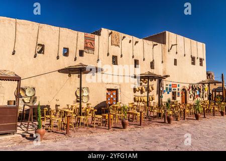 AL ULA, SAUDI-ARABIEN - 8. NOVEMBER 2021: Café in der Al Ula Altstadt, Saudi-Arabien Stockfoto