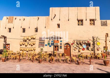 AL ULA, SAUDI-ARABIEN - 8. NOVEMBER 2021: Café in der Al Ula Altstadt, Saudi-Arabien Stockfoto