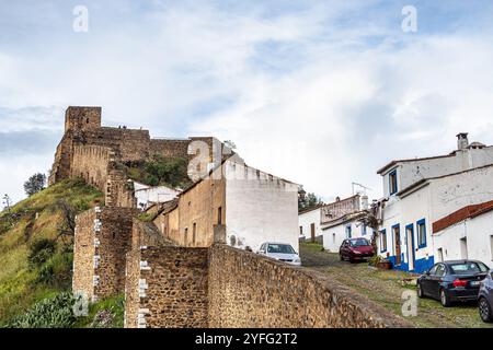 Die Burg Mertola, in einem der mittelalterlichen Dörfer des 13. Jahrhunderts in der Region Alentejo, war eine der uneinnehmbarsten Festungen im Westen I. Stockfoto