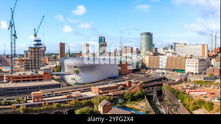 BIRMINGHAM, GROSSBRITANNIEN - 28. SEPTEMBER 2024. Ein Blick aus der Vogelperspektive auf die Skyline von Birmingham mit dem Einkaufszentrum Bullring und dem berühmten Gebäude von Selfridges Stockfoto