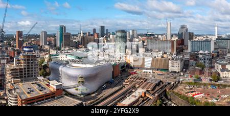 BIRMINGHAM, GROSSBRITANNIEN - 28. SEPTEMBER 2024. Ein Blick aus der Vogelperspektive auf die Skyline von Birmingham mit dem Einkaufszentrum Bullring und dem berühmten Gebäude von Selfridges Stockfoto