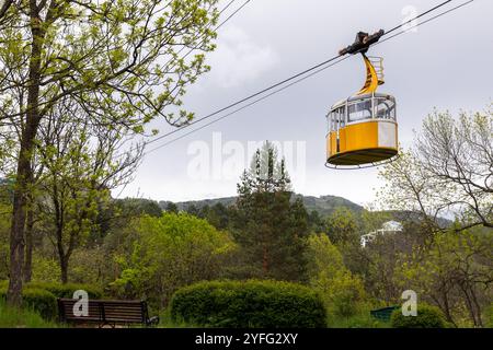 Landschaft mit einer gelben Kabine einer Standseilbahn. Nationalpark Kislowodsk, Russland Stockfoto