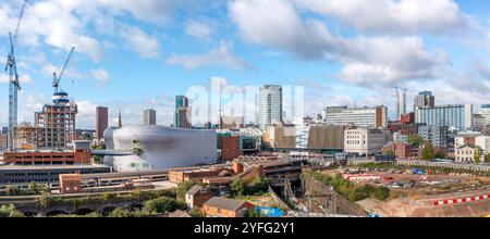 BIRMINGHAM, GROSSBRITANNIEN - 28. SEPTEMBER 2024. Ein Blick aus der Vogelperspektive auf die Skyline von Birmingham mit dem Einkaufszentrum Bullring und dem berühmten Gebäude von Selfridges Stockfoto