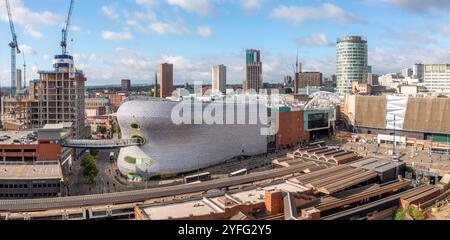 BIRMINGHAM, GROSSBRITANNIEN - 28. SEPTEMBER 2024. Ein Blick aus der Vogelperspektive auf die Skyline von Birmingham mit dem Einkaufszentrum Bullring und dem berühmten Gebäude von Selfridges Stockfoto