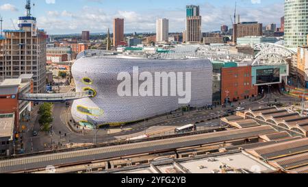 BIRMINGHAM, GROSSBRITANNIEN - 28. SEPTEMBER 2024. Ein Blick aus der Vogelperspektive auf die Skyline von Birmingham mit dem Einkaufszentrum Bullring und dem berühmten Gebäude von Selfridges Stockfoto