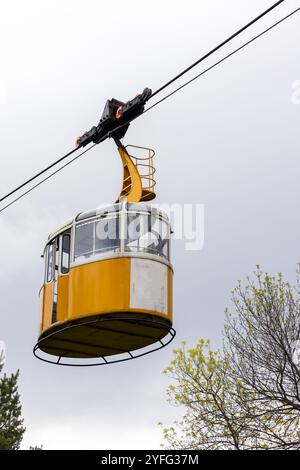 Gelbe Kabine einer Standseilbahn, Kislowodsk Nationalpark, Russland Stockfoto