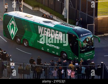 Sport, Fußball, Bundesliga, 2024/2025, Borussia Mönchengladbach vs. SV Werder Bremen 4-1, Stadion Borussia Park, Fußballfans warten auf den Bremer Mannschaftsbus, DFL-VORSCHRIFTEN VERBIETEN JEDE VERWENDUNG VON FOTOGRAFIEN ALS BILDSEQUENZEN UND/ODER QUASI-VIDEO Stockfoto