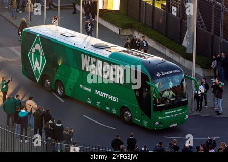 Sport, Fußball, Bundesliga, 2024/2025, Borussia Mönchengladbach vs. SV Werder Bremen 4-1, Stadion Borussia Park, Fußballfans warten auf den Bremer Mannschaftsbus, DFL-VORSCHRIFTEN VERBIETEN JEDE VERWENDUNG VON FOTOGRAFIEN ALS BILDSEQUENZEN UND/ODER QUASI-VIDEO Stockfoto