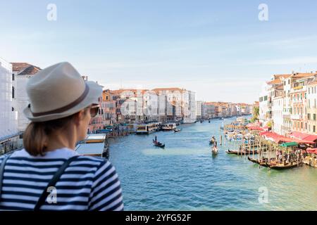 Junge weibliche Touristin, die in Venedig, Italien, reist, von der Rialtobrücke in Venedig, Italien aus. Stockfoto