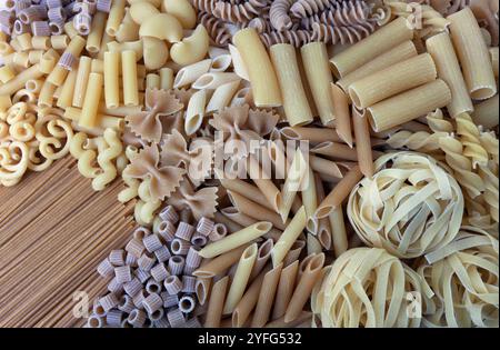 Verschiedene Arten und Formen trockener Vollkornnudeln Stockfoto