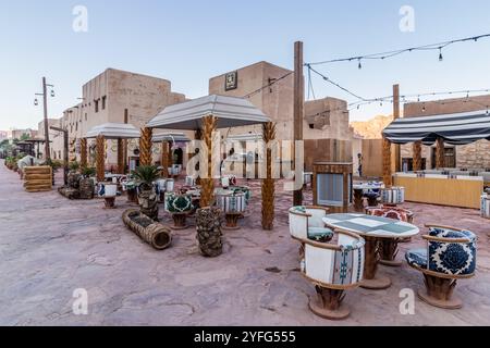 AL ULA, SAUDI-ARABIEN - 8. NOVEMBER 2021: Café in der Al Ula Altstadt, Saudi-Arabien Stockfoto