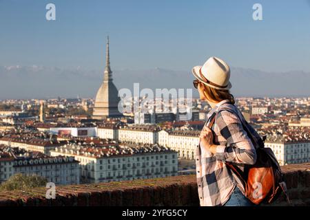 Weibliche Touristen genießen das Stadtbild von Turin, Italien Stockfoto