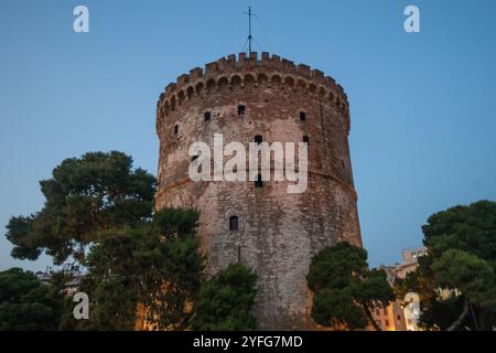 Weißer Turm von Thessaloniki am Abend, Griechenland. Stockfoto